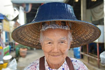 Dame met blauwe strohoed op markt Hua Hin, Thailand. van My Footprints
