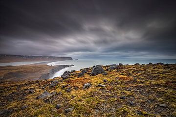dreigende wolkenlucht boven een landschap op IJsland
