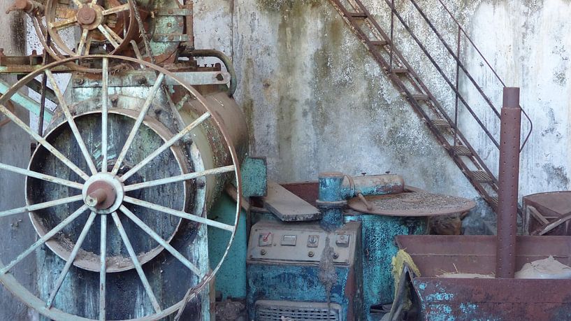Vervallen fabriek op Kreta van Gonnie van Hove