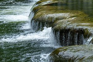Cascade sur les rochers
