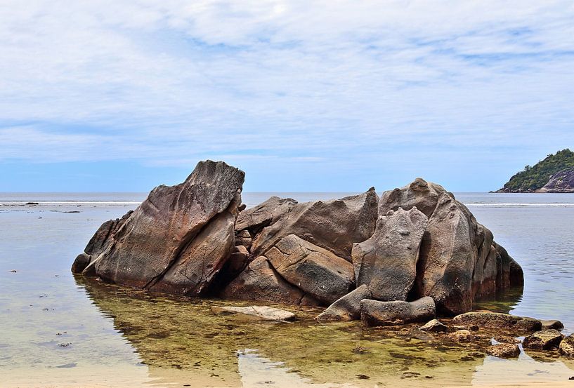 Une plage avec des rochers aux Seychelles par MPfoto71