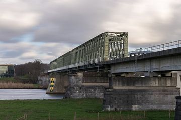 Eisenbahnbrücke über die Maas bei Mook und Katwijk