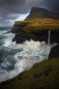 Mulafossur waterval tijdens een heftige storm op de Faroer eilanden van Jos Pannekoek