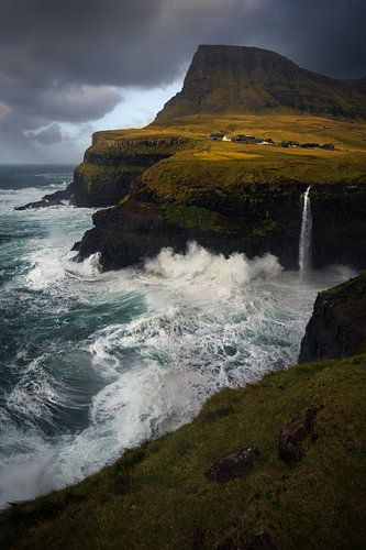 Mulafossur waterval tijdens een heftige storm op de Faroer eilanden
