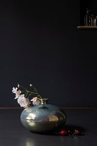 Stilleben mit Kletterrose in Mobach-Keramik und Kirschen