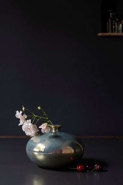 Nature morte avec rose grimpante dans une vase et les cerises par Affect Fotografie