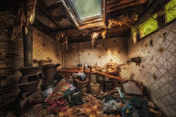 Oude badkamer in een verlaten boerderij in Belgie von Steven Dijkshoorn