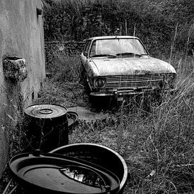 Oude verlaten Opel in Frankrijk van Tjitte Jan Hogeterp