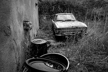 Oude verlaten Opel in Frankrijk