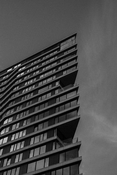 Un bâtiment noir et blanc de près | Amsterdam | Pays-Bas Travel Photography par Dohi Media