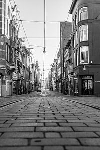La rue commerçante presque déserte Leidsestraat à Amsterdam sur Sjoerd van der Wal Photographie