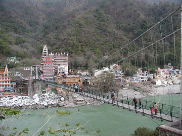 Hangbrug over de rivier de Ganges bij Laxman Jhula in India Azië van Eye on You