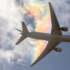 Klm 777 met regenboog condensatie op de vleugels. van Arthur Bruinen