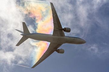 Klm 777 met regenboog condensatie op de vleugels. van Arthur Bruinen