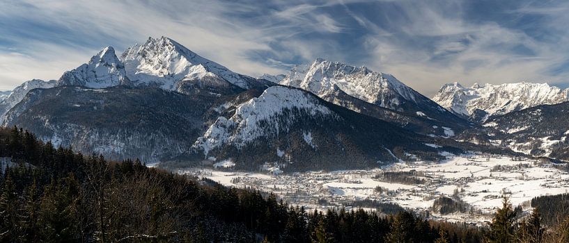 Panorama vom Berchtesgader Land mit Berg Watzmann und Berchtesgaden im Winter Schnee von Daniel Pahmeier