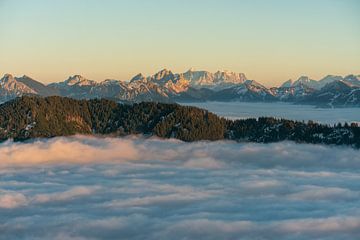 Blick auf die Zugspitze  über dem Nebelmeer bei Inversionswetter von Leo Schindzielorz