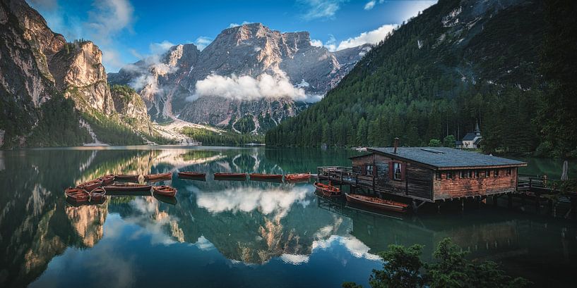 Braies Lake in de Dolomieten 's avonds van Jean Claude Castor