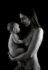 Mutter mit Baby schwarz und weiß von Egon Zitter