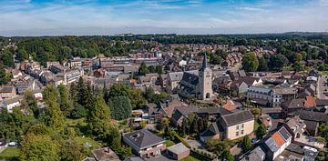 Luchtpanorama van het kerkdorpje Simpelveld in Zuid-Limburg van John Kreukniet