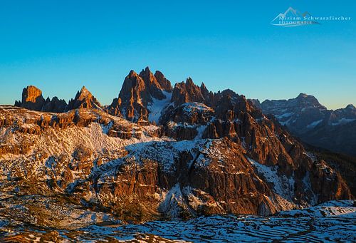 Zonsondergang en alpengloren zijn de meest magische lichtmomenten in de bergen: warm, lichtgevend, emotioneel en perfect voor sfeervolle muurschilderingen.