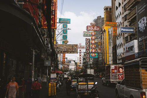 De Reclameborden van Chinatown: Kleurrijke Verhalen van Bangkok