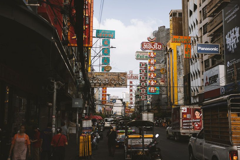 Chinatown billboards: Colourful Stories of Bangkok by Ken Tempelers
