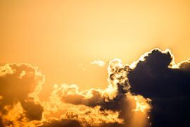 Nuages avec une doublure argentée au coucher du soleil sur Sjoerd van der Wal Photographie
