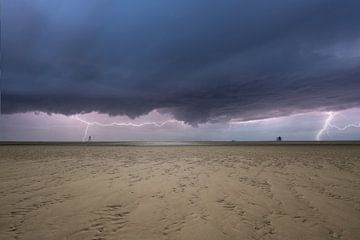 Gewitter über dem trockenen Wattenmeer.