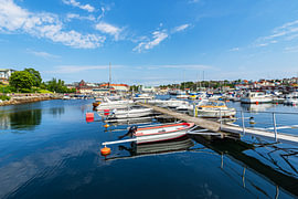 Blick auf die Stadt Strömstad mit Hafen und Booten in Schweden