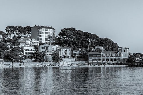 Plage de Renécros beach in Bandol – monochrome by Werner Dieterich