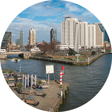 Rotterdam met de maas en de torens bij het water. van Jolanda Aalbers