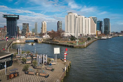 Rotterdam met de maas en de torens bij het water.