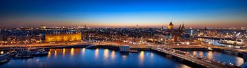 Skyline Amsterdam bij nacht panorama van Bert Rietberg