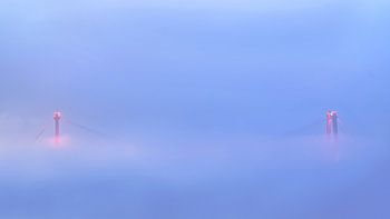 Willemsbrug in ochtendnevel gehuld