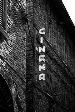 Italiaanse gevelreclame: Naar de Cinema in Urbino van André Blom Fotografie Utrecht