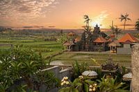 Zonsopgang boven een hindoetempel op Bali
