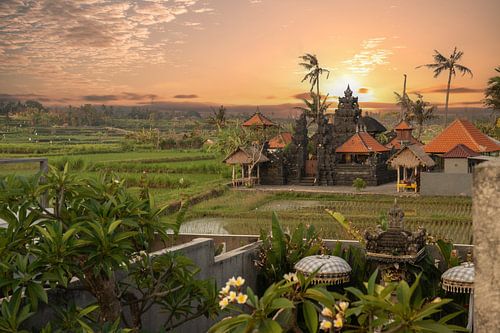 Zonsopgang boven een hindoetempel op Bali