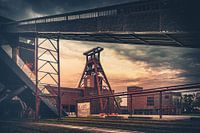 Schachttoren van de kolenmijn Zollverein onder een dramatische hemel - "Eiffeltoren van het Ruh