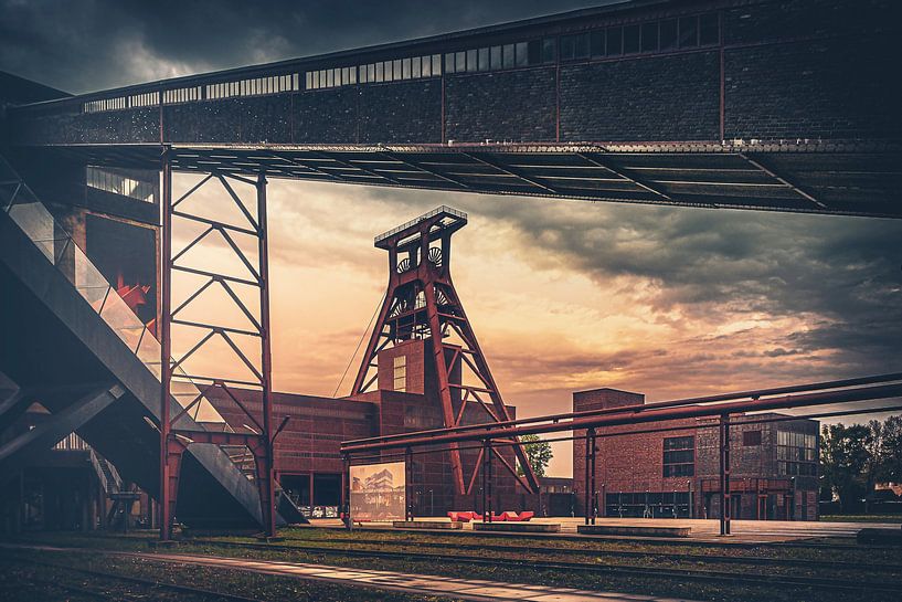 Schachttoren van de kolenmijn Zollverein onder een dramatische hemel - "Eiffeltoren van het Ruh van Jakob Baranowski - Photography - Video - Photoshop