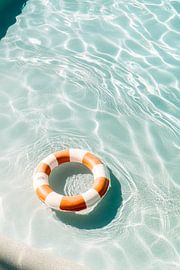 Schwimmring im klaren Wasser von Poster Art Shop