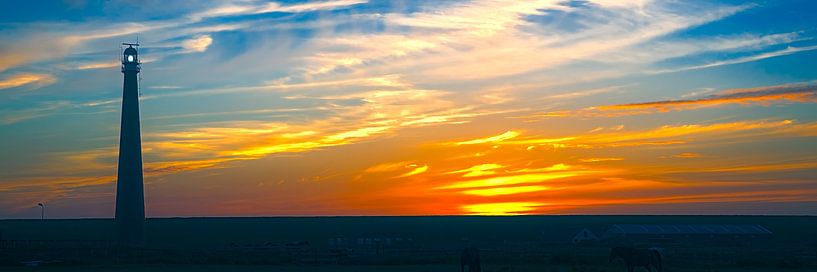Vuurtoren van Den Helder bij een zonsondergang van eric van der eijk