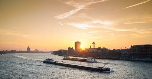Zonsondergang boven de Maas