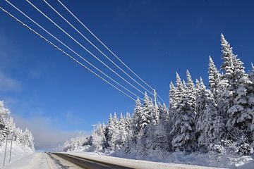 Une route de campagne en hiver sur Claude Laprise