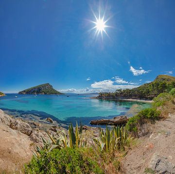 Het strand van Cala Moresca aan de baai van Golfo Aranci met zicht op Isola di Figarolo, Golfo Aranci, Sardinia, Italië van Rene van der Meer