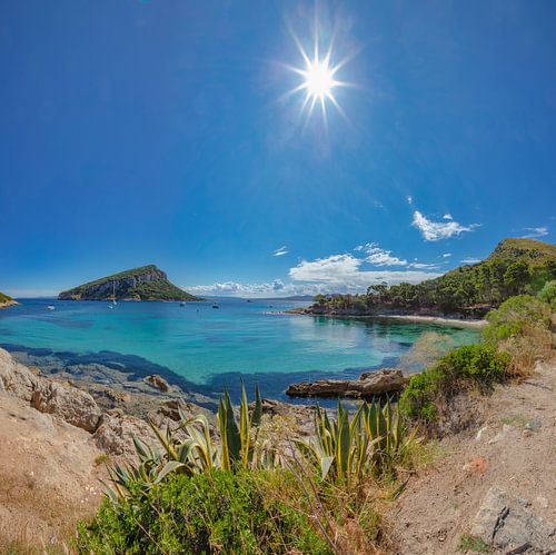 Het strand van Cala Moresca aan de baai van Golfo Aranci met zicht op Isola di Figarolo, Golfo Aranci, Sardinia, Italië