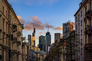 Straße zur Frankfurter Skyline, Urban Stadtbild mit Hochhäuser am abend zum sonnenuntergang