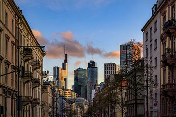 Rue menant à la ligne d'horizon de Francfort, paysage urbain avec des gratte-ciel le soir au coucher sur Fotos by Jan Wehnert