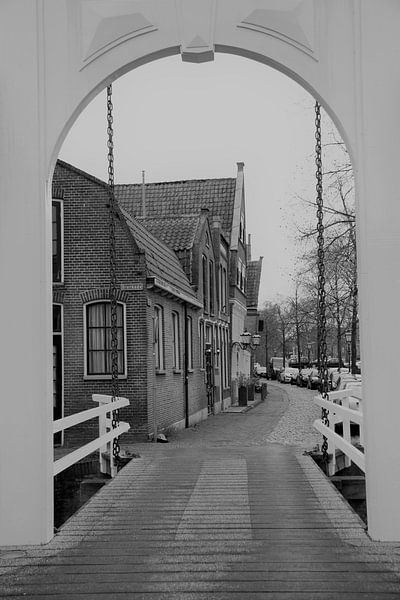 kettingbrug met oude huizen in Hoorn, Noordholland van Paul Franke
