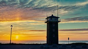 Huisduinen met de oude kustwachttoren van eric van der eijk