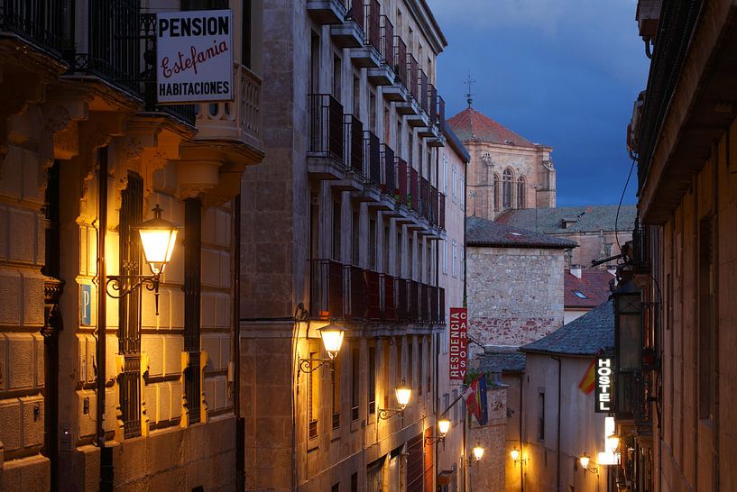 Gasse, Pensionsschild, Kirche und Kloster San Esteban, Convento e iglesia de San Estéban, Salamanca, von Torsten Krüger